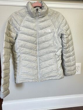 The North Face Women's Heathered Light Gray Quilted Puffer Jacket